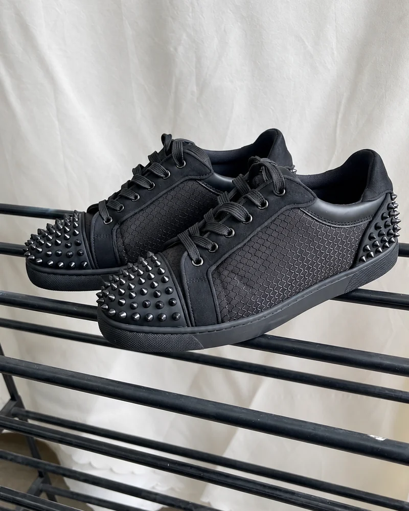 Pantofi negri cu ținte după curățare în atelierul Magicshoes, fotografie ajustată