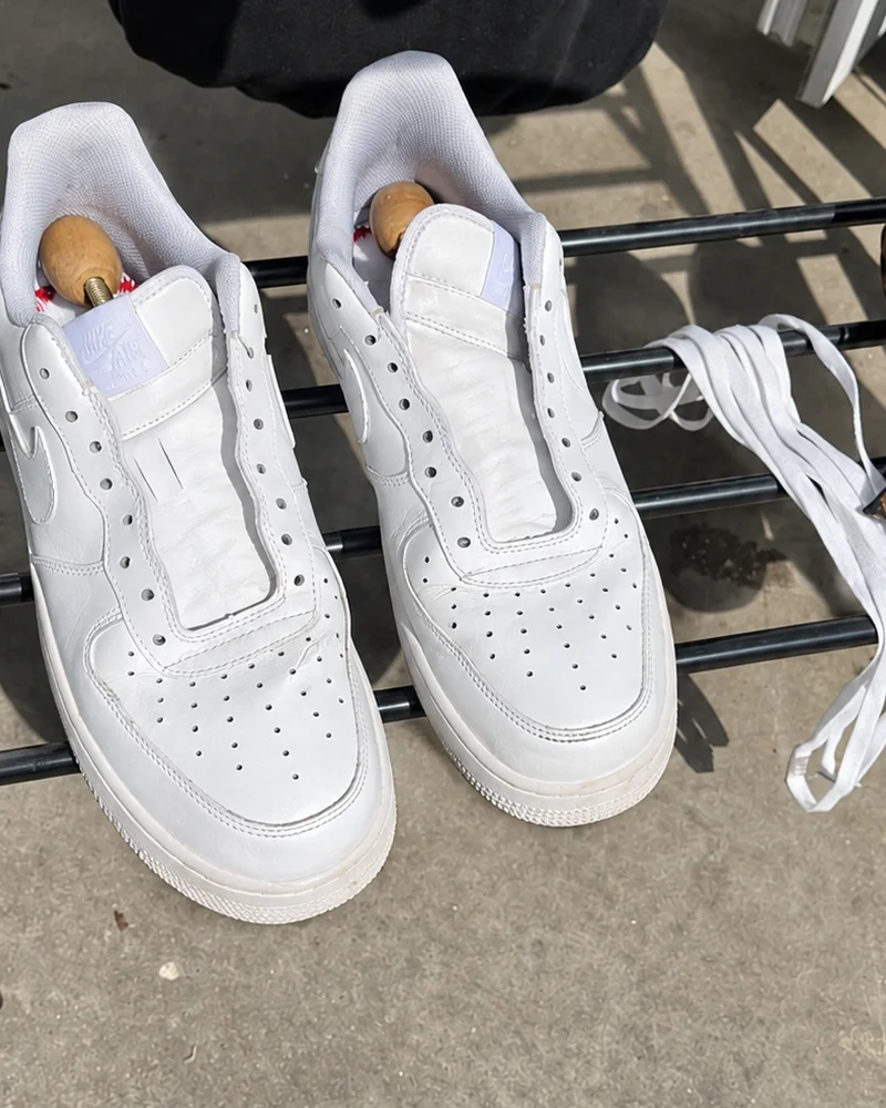 Sneakers albi după curățare în atelierul Magicshoes, fotografie ajustată